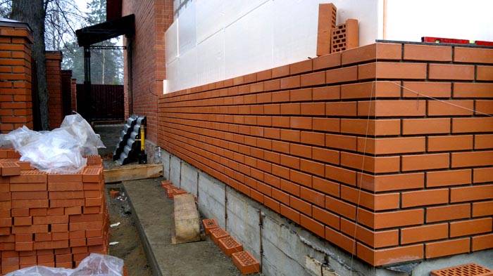 What are the sizes of red brick, as well as its varieties?