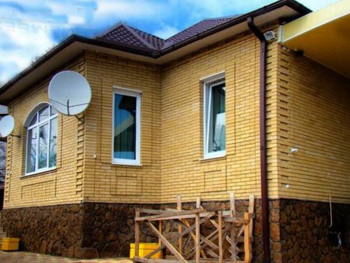 Красиві будинки з жовтої та коричневої цегли: приклади проектів